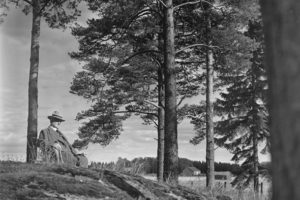Jean Sibelius kotimaisemissaan Järvepään Ainolassa.
Kuva: Runeberg Fred (kuvaaja), Börje Sandbergin kokoelma, Historian kuvakokoelma, Museovirasto