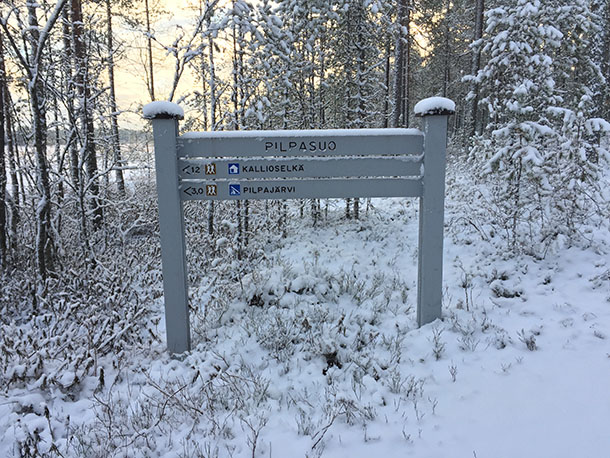 Pilpasuolla retkeilijää opastavat erilaiset opastaulut ja reittimerkit.