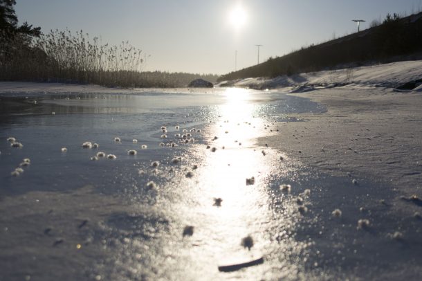 Auringonvalo heijastuu jään pinnasta. Kuva: Juhis Ranta