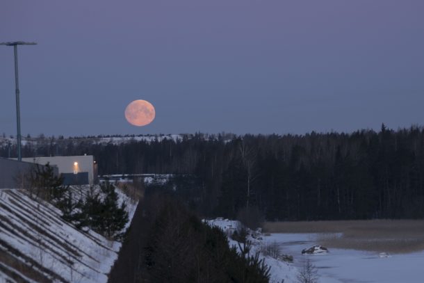 Kuu laskeutumassa Auringonnousunrannan toisessa päässä. Kuva: Juhis Ranta